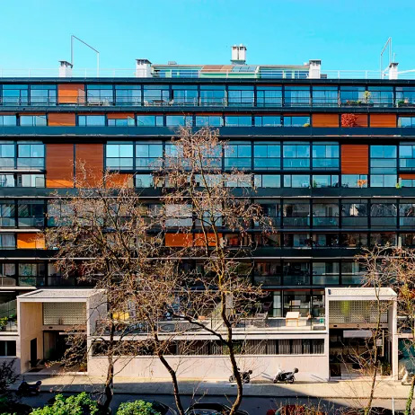 L’immeuble Clarté est le seul édifice qui atteste des relations nouées entre Le Corbusier et Genève. On retrace l’histoire visuelle de l'édifice et les mutations du quartier de Villereuse.