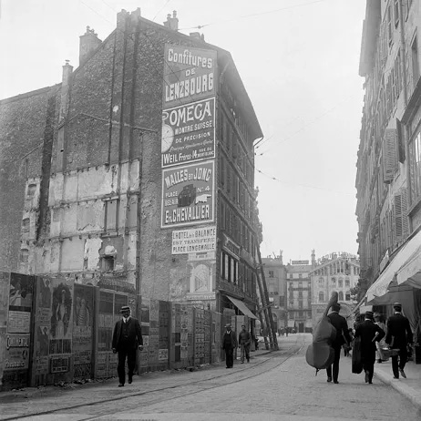Au tournant des XIXe et XXe siècles, de profondes modifications urbaines et sociétales touchent la ville de Genève. Plongez dans la Genève de la « Belle Epoque! » à travers les photographies de Valentine Mallet.